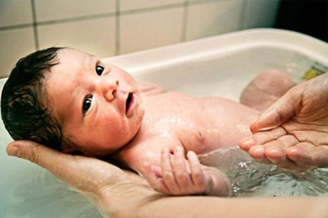 4 sai lầm khi tắm cho trẻ sơ sinh mà các bà mẹ Việt thường mắc phải, bỏ ngay trước khi quá muộn 4 sai lam khi tam cho tre so sinh ma cac ba me Viet thuong mac phai, bo ngay truoc khi qua muon