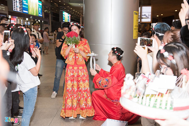 Đông Nhi - Ông Cao Thắng tổ chức lễ cưới ngay tại sân bay, uống rượu giao môi - Hình 5 Dong Nhi - Ong Cao Thang to chuc le cuoi ngay tai san bay, uong ruou giao moi-Hinh-5