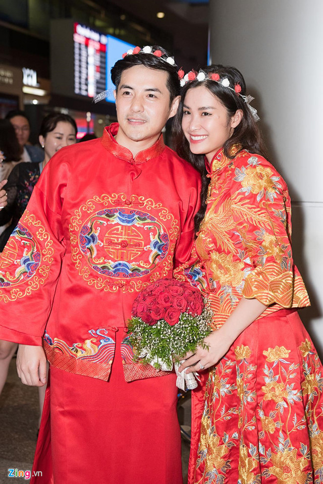 Đông Nhi - Ông Cao Thắng tổ chức lễ cưới ngay tại sân bay, uống rượu giao môi - Hình 8 Dong Nhi - Ong Cao Thang to chuc le cuoi ngay tai san bay, uong ruou giao moi-Hinh-8
