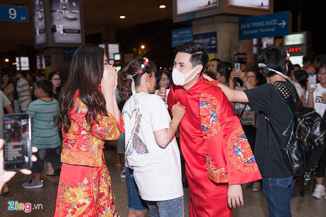 Đông Nhi - Ông Cao Thắng tổ chức lễ cưới ngay tại sân bay, uống rượu giao môi - Hình 2 Dong Nhi - Ong Cao Thang to chuc le cuoi ngay tai san bay, uong ruou giao moi-Hinh-2