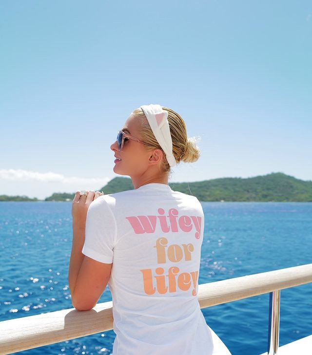 Rich kid Paris Hilton chụp ảnh cùng cá đuối trong tuần trăng mật với chồng đại gia - Hình 2 Rich kid Paris Hilton chup anh cung ca duoi trong tuan trang mat voi chong dai gia-Hinh-2