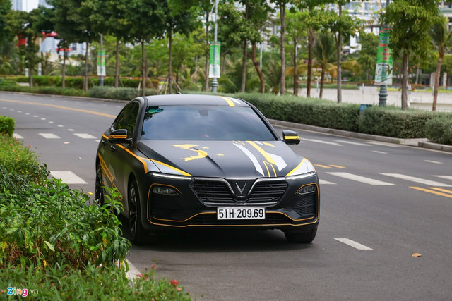 2 chiếc VinFast Lux A2.0 lột xác ngoại hình bằng decal thể thao - Hình 5 2 chiec VinFast Lux A2.0 lot xac ngoai hinh bang decal the thao-Hinh-5