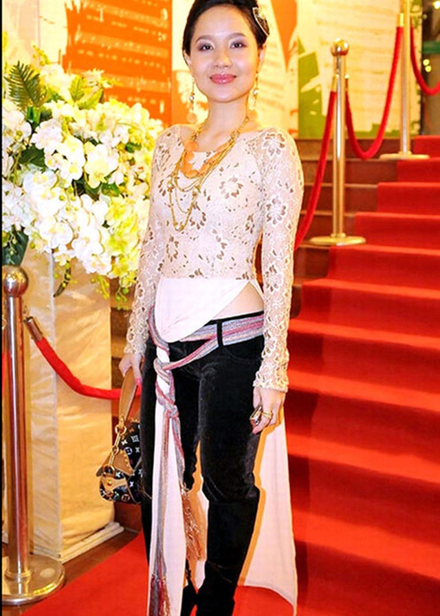 Mai Phương Thúy mặc áo dài trong suốt khoe ngực nở và các sao Việt bị chỉ trích - Hình 8 Mai Phuong Thuy mac ao dai trong suot khoe nguc no va cac sao Viet bi chi trich-Hinh-8