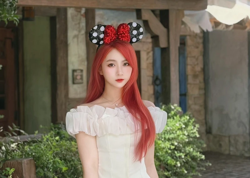 Nữ streamer Châu Mòe gây sốt khi chụp ảnh cùng Kaka