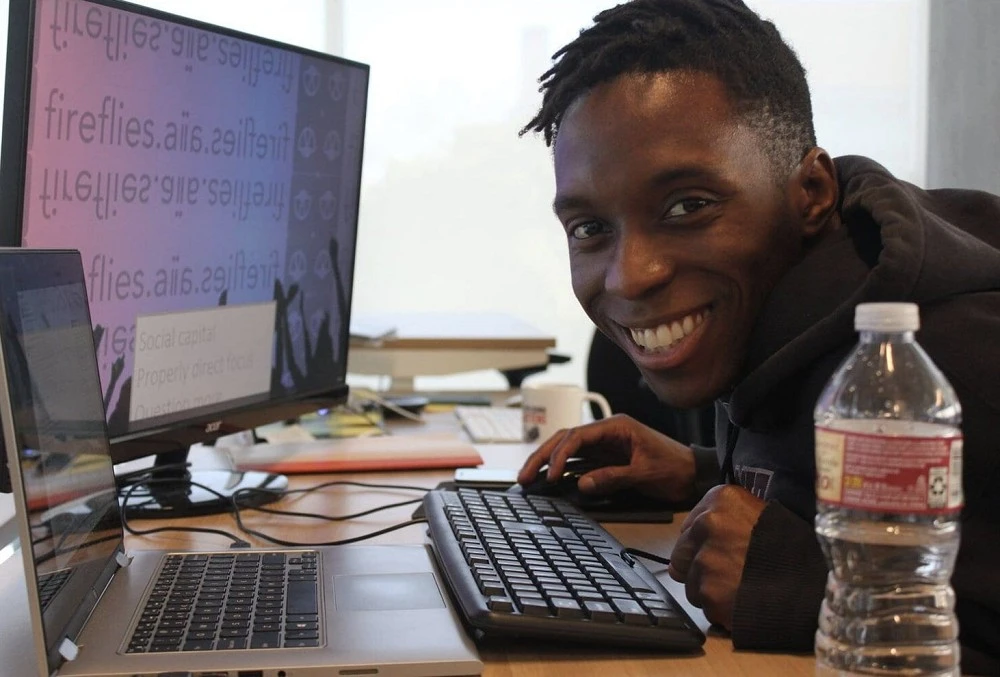 Startup AI gây sốc vì founder giả làm chatbot 