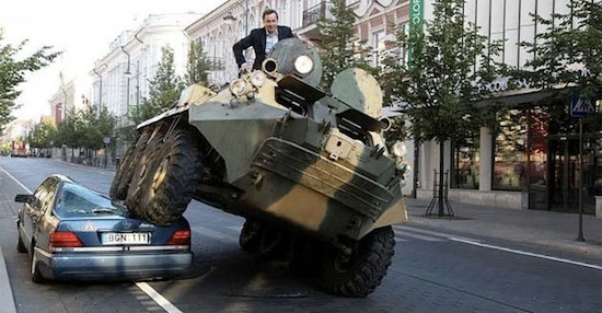 Chính trị gia “đi dạo” bằng phương tiện gì?