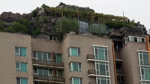 Nhà trên mái kì dị buộc phải dỡ bỏ