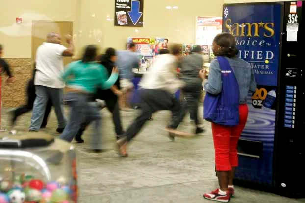 Cảnh mua hàng kinh hoàng trong ngày thứ 6 đen tối