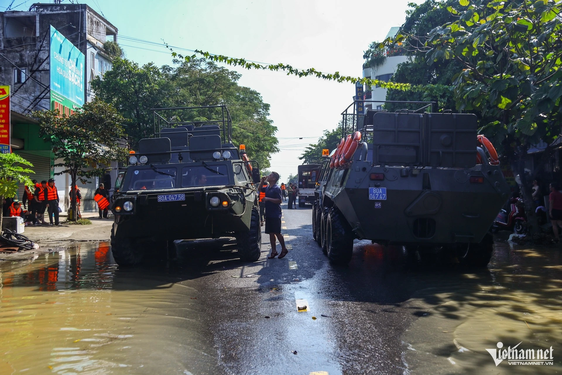 Cận cảnh dàn xe đặc chủng của công an giải cứu người dân Hà Nội bị ngập lụt 