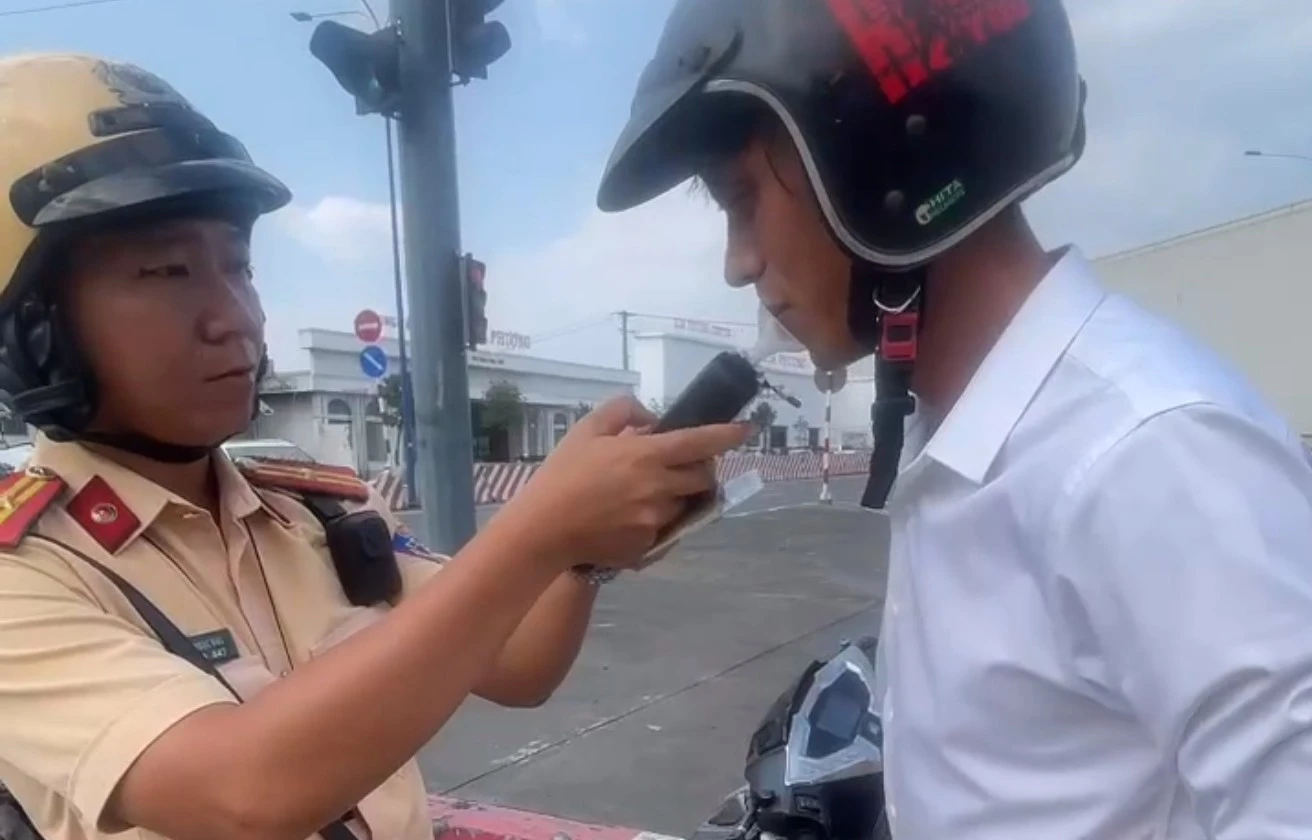 Xem thường an toàn giao thông ngày đầu năm, hàng chục 'ma men' bị tạm giữ xe