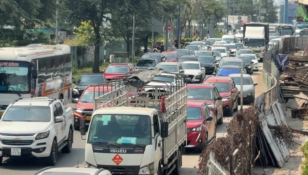 Giữa trưa ngày đầu năm, xe cộ 'đứng bánh' trên đường dẫn cao tốc
