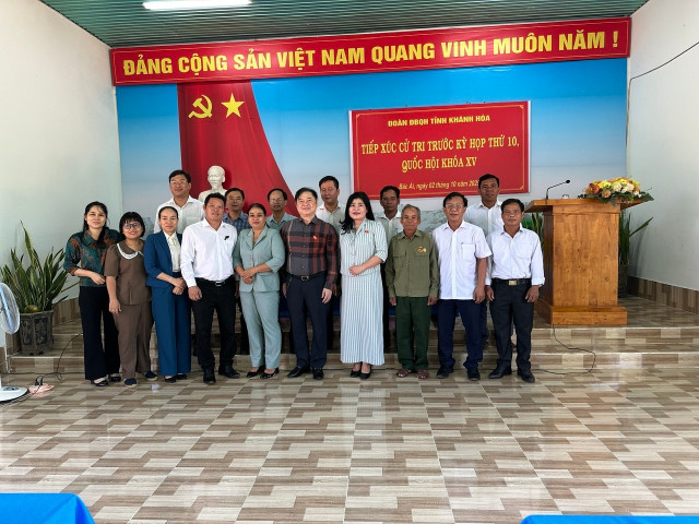 Đại biểu Quốc hội tỉnh Khánh Hòa chụp ảnh lưu niệm cùng các cử tri tại xã Bác Ái chu-tich-pxd-3.jpg