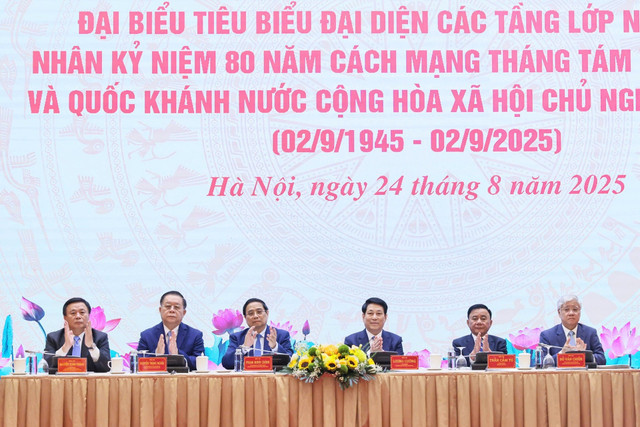 Chủ tịch nước Lương Cường, Thủ tướng Chính phủ Phạm Minh Chính cùng các đồng chí Ủy viên Bộ Chính trị gặp mặt các đại biểu, đại diện các tầng lớp nhân dân. Ảnh: Quang Vinh. mttq-gap-mat-3.jpg