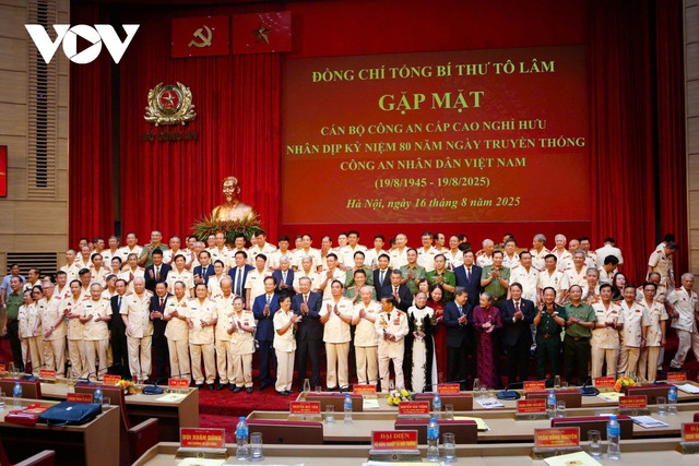 Tổng Bí thư Tô Lâm chụp ảnh lưu niệm cùng các đại biểu tbt-gap-mat-2.jpg