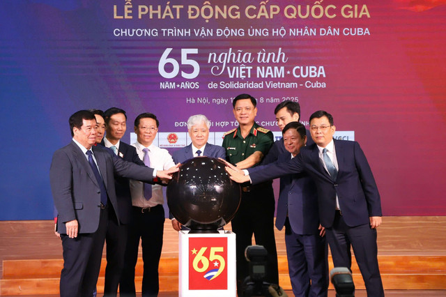 Chủ tịch Đỗ Văn Chiến cùng các đại biểu thực hiện nghi thức phát động Chương trình vận động ủng hộ nhân dân Cuba với chủ đề “65 năm nghĩa tình Việt Nam - Cuba”. Ảnh: Minh Hiển. cuba3.jpg