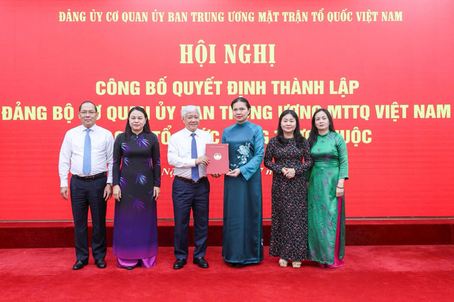 Chủ tịch Đỗ Văn Chiến cùng các đồng chí trong Ban Thường vụ nhận Quyết định thành lập Đảng bộ Cơ quan UBTƯ MTTQ Việt Nam. Ảnh: Quang Vinh. mttq3.jpg