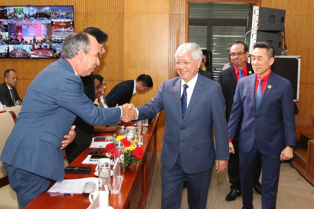 Ông Đỗ Văn Chiến, Ủy viên Bộ Chính trị, Bí thư Trung ương Đảng, Bí thư Đảng ủy MTTQ, các đoàn thể Trung ương, Chủ tịch UBTƯ MTTQ Việt Nam cùng các đại biểu tham dự Lễ phát động. Ảnh: Tiến Đạt. cuba.jpg