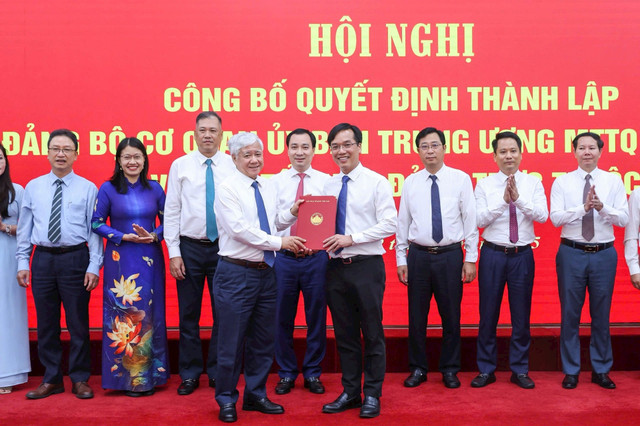 Chủ tịch Đỗ Văn Chiến trao quyết định thành lập Đảng bộ cơ sở Văn phòng. Ảnh: Quang Vinh mttq5.jpg