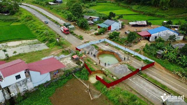 Toàn cảnh khu vực nạn nhân rơi xuống "hố tử thần". ho-tu-than.jpg