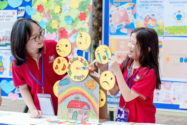 Học sinh Vinschool sáng tạo "Vòng tròn cảm xúc" từ vật liệu tái chế, giúp cộng đồng nhận diện, chia sẻ cảm xúc một cách tích cực và cởi mở. gen-h-vin-5.jpg