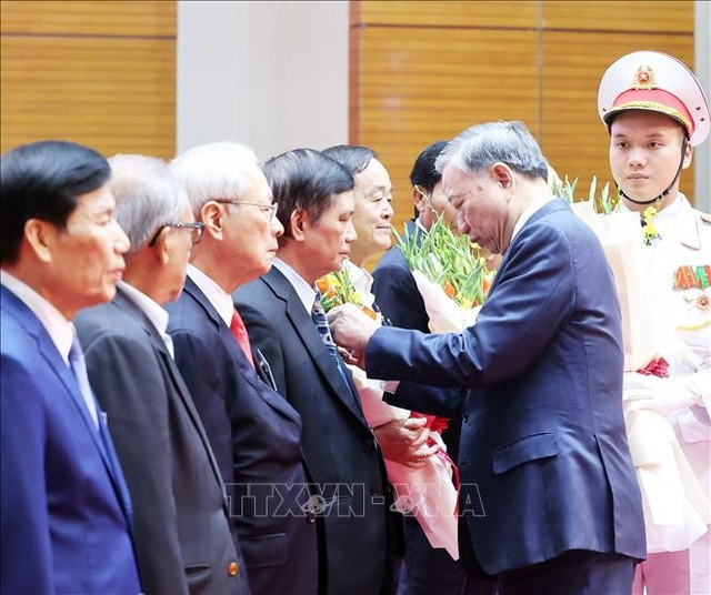 Tổng Bí thư Tô Lâm trao tặng Huy hiệu Đảng cho các đồng chí lão thành cách mạng, nguyên lãnh đạo cao cấp của Đảng, Nhà nước. Ảnh: Thống Nhất/TTXVN tbt-gap-mat-3.jpg
