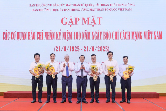 Chủ tịch Đỗ Văn Chiến và đồng chí Lại Xuân Môn tặng quà cho các đại biểu tham dự buổi gặp mặt. Ảnh: Quang Vinh. tang-hoa.jpg
