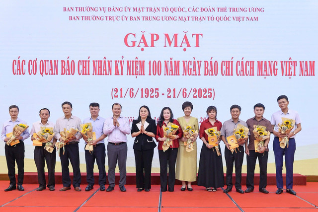 Phó Chủ tịch - Tổng Thư ký Nguyễn Thị Thu Hà và đồng chí Lê Hải Bình trao quà cho các đại biểu tham dự buổi gặp mặt. Ảnh: Quang Vinh. tang-hoa-2.jpg