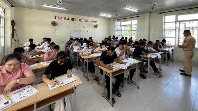 Hàng trăm người dân Đặc khu háo hức tham gia kỳ thi lần đầu được tổ chức ngay hòn đảo mình sống mà không phải vào đất liền. con-dao-2.jpg