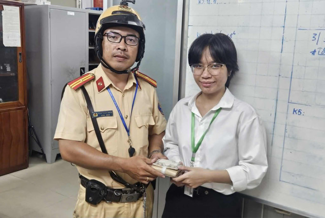 Nữ sinh viên vui mừng nhận lại chiếc ví cùng toàn bộ giấy tờ quan trọng từ Trạm CSGT Đa Phước. nu-sinh-vien.jpg