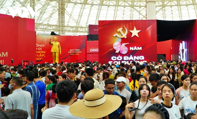 Triển lãm 80 năm thành tựu đất nước thu hút sự quan tâm rất lớn của công chúng trien-lam.jpg