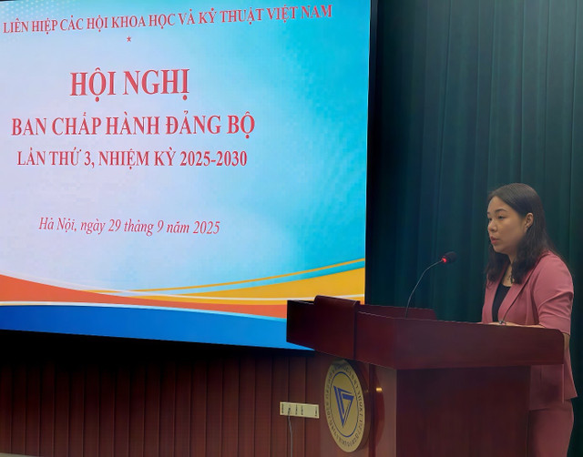 Đồng chí Trần Thị Hồng Ánh, Ủy viên Ban Thường vụ, Chánh Văn phòng Đảng ủy trình bày các báo cáo dai-hoi-lhh-2.jpg
