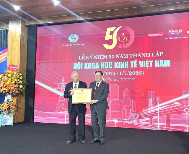 Chủ tịch Phan Xuân Dũng trao tặng bằng khen cho Hội Khoa học Kinh tế Việt Nam hoi-kinh-te-3.jpg