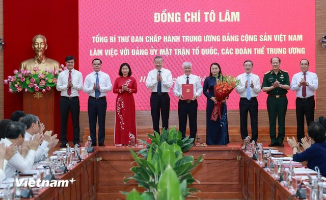 Tổng Bí thư Tô Lâm trao Quyết định số 304-QĐ/TW về chức năng, nhiệm vụ, tổ chức bộ máy Cơ quan Ủy ban Trung ương Mặt trận Tổ quốc Việt Nam . (Ảnh: PV/Vietnam+) mttq.jpg