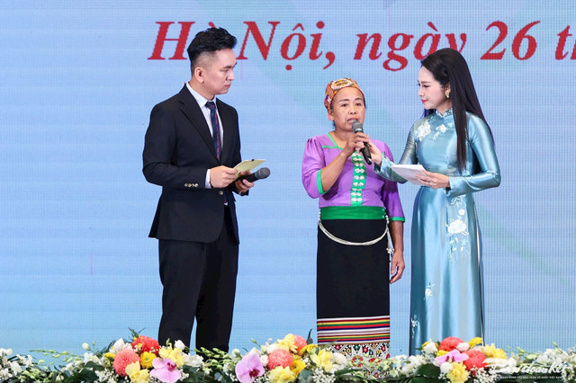 Bà Ngân Thị Hà, hộ nghèo dân tộc Thái tại Nghệ An chia sẻ tại Hội nghị. Ảnh: Quang Vinh. nha-dot-6.jpg