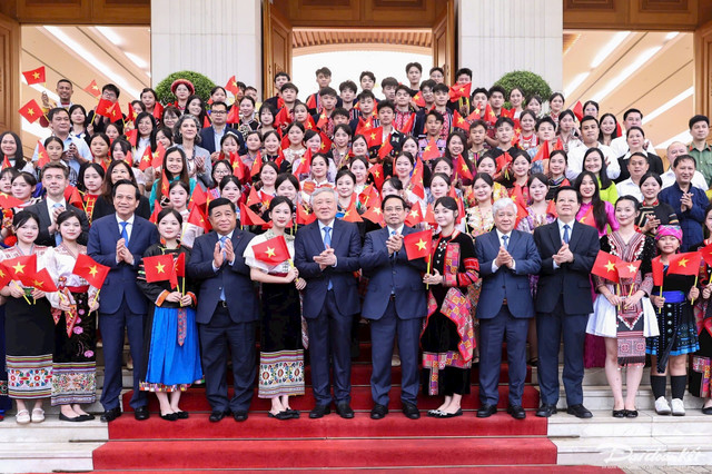 Thủ tướng Phạm Minh Chính, Chủ tịch UBTƯ MTTQ Việt Nam Đỗ Văn Chiến chụp ảnh lưu niệm cùng các đại biểu tham dự Hội nghị. Ảnh: Quang Vinh. nha-dot-3.jpg