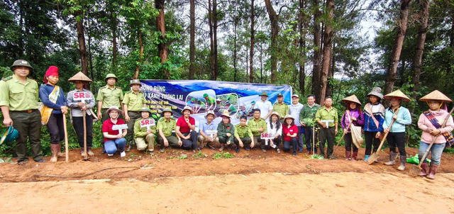Các đại biểu chụp ảnh lưu niệm phat-dong-4.png