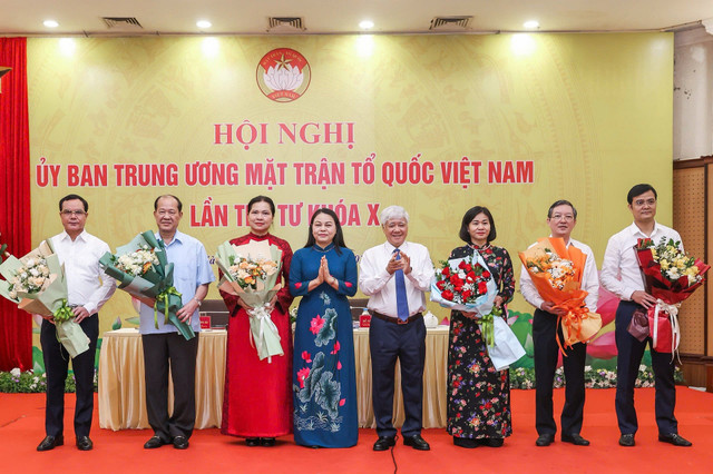 Chủ tịch Ủy ban Trung ương MTTQ Việt Nam Đỗ Văn Chiến và Phó Chủ tịch kiêm Tổng thư ký Nguyễn Thị Thu Hà chúc mừng 6 Phó Chủ tịch Ủy ban Trung ương MTTQ Việt Nam vừa được hiệp thương cử sáng 10/7. Ảnh: Quang Vinh mat-tran.jpg