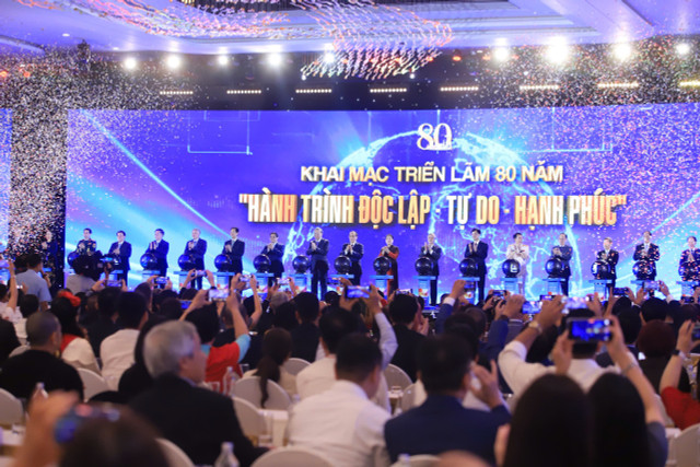 Các đồng chí lãnh đạo Đảng, Nhà nước thực hiện nghi thức khai mạc Triển lãm “80 năm Hành trình Độc lập - Tự do - Hạnh phúc”. gen-h-khai-mac-trien-lam.jpg