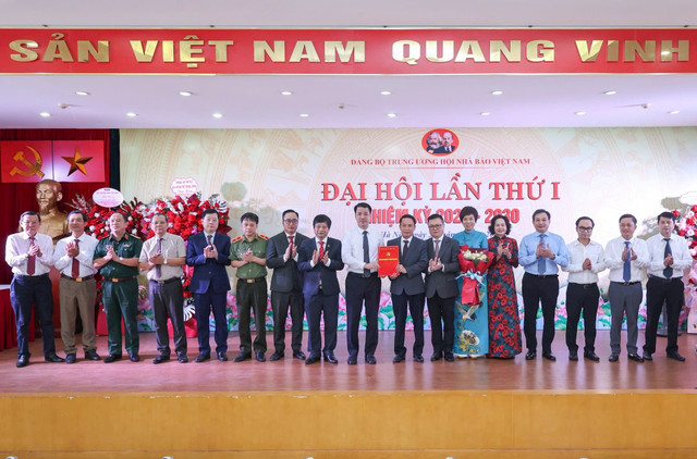 Ban Chấp hành Đảng bộ Trung ương Hội Nhà báo Việt Nam ra mắt Đại hội. Ảnh: Quang Vinh. dai-hoi-mttq5.jpg