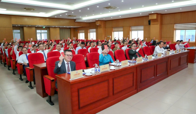 Các đại biểu biểu quyết thông qua Nghị quyết Đại hội. Ảnh: Quang Vinh. dai-hoi-mttq6.jpg