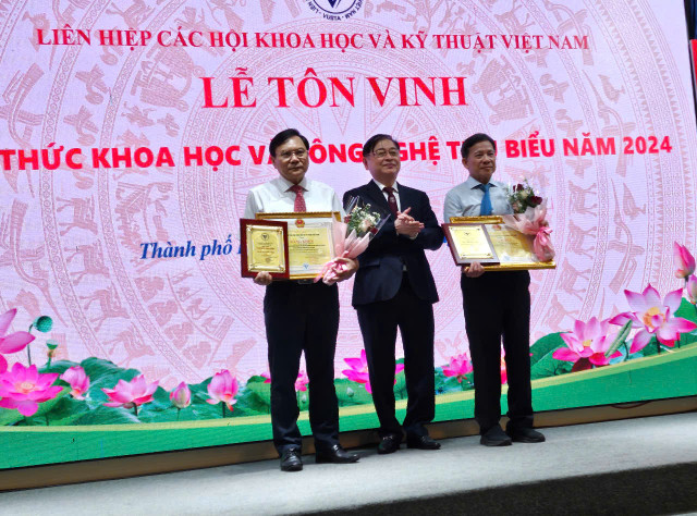 TSKH Phan Xuân Dũng trao bằng khen "Trí thức khoa học và công nghệ tiêu biểu năm 2024" cho đại diện Hội đồng giám khảo. trao-giai-2.jpg