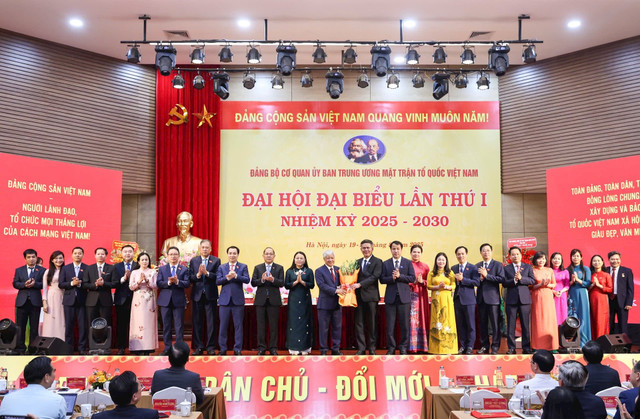 Đồng chí Đỗ Văn Chiến, Ủy viên Bộ Chính trị, Bí thư Trung ương Đảng, Bí thư Đảng ủy MTTQ, các đoàn thể Trung ương, Chủ tịch Ủy ban Trung ương MTTQ Việt Nam cùng các đồng chí trong Ban Chấp hành nhận Quyết định của Ban Thường vụ Đảng ủy MTTQ, các đoàn thể Trung ương chỉ định tham gia Ban Chấp hành, Ban Thường vụ; chỉ định Bí thư, Phó Bí thư Đảng ủy Cơ quan UBTƯ MTTQ Việt Nam, nhiệm kỳ 2025-2030. Ảnh: Quang Vinh. do-van-chien.jpg