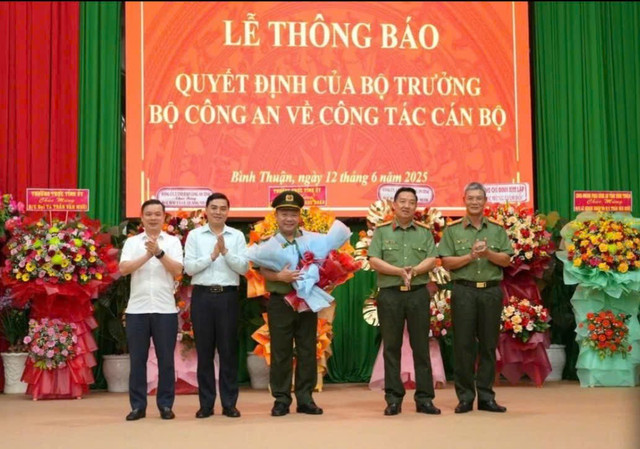 Lãnh đạo tỉnh Bình Thuận tặng hoa chúc mừng Đại tá Lê Quang Nhân. Ảnh: CABT cong-an-quan-tri.jpg