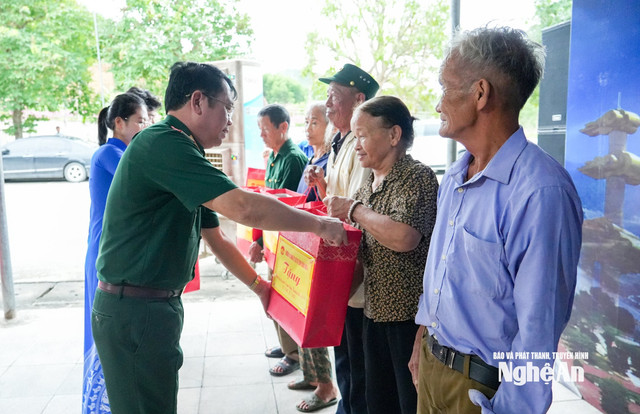 Đại diện lãnh đạo Bộ Chỉ huy quân sự tỉnh tặng quà cho các đối tượng chính sách. Ảnh: Minh Quân truong-bon.jpg