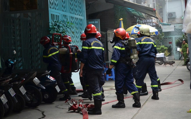 Lính cứu hỏa trang bị bình dưỡng khí, chia làm nhiều nhóm để tiếp cận căn hộ cháy. Ảnh: HC. robot-dap-lua-3.jpg