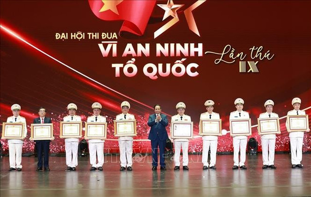 Thủ tướng Phạm Minh Chính trao tặng Danh hiệu Anh hùng Lực lượng vũ trang nhân dân và Huân chương Quân công hạng Nhất cho tập thể, cá nhân có thành tích xuất sắc. Ảnh: Dương Giang/ TTXVN thu-tuong-2.jpg