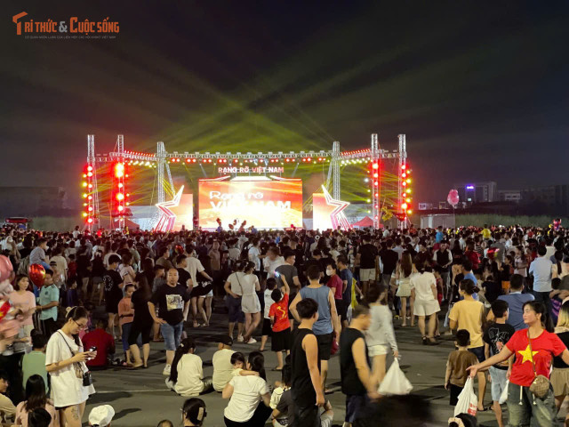 Tại Hải Phòng, chương trình nghệ thuật chào mừng kỷ niệm 80 năm Cách mạng Tháng Tám và Quốc khánh được tổ chức tại Quảng trường Nhà hát thành phố và Quảng trường Trung tâm Văn hóa xứ Đông thu hút hàng nghìn người đến dự. kto-tl_phao-hoa-hai-phong-2.jpg