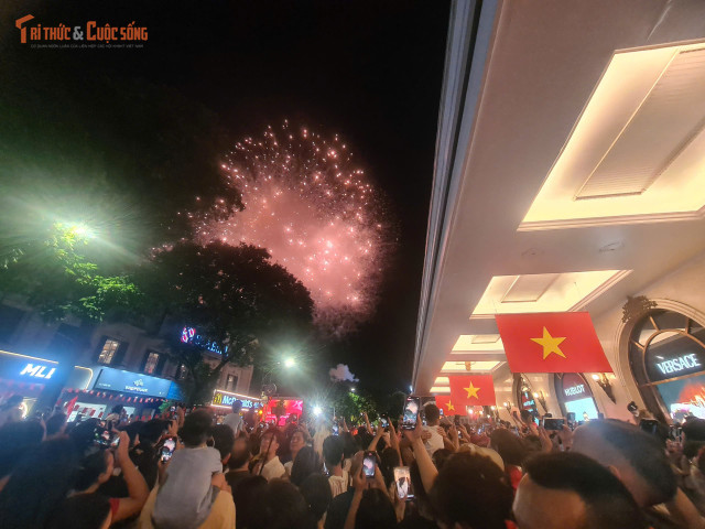 Để có được vị trí đẹp xem pháo hoa nhiều người đã cùng nhau đến xung quanh khu vực Hồ Gươm cách đó mấy tiếng đồng hồ. kto-tl_phao-hoa-ho-guom-4.jpg