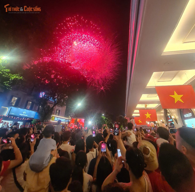 Hàng nghìn người dân và du khách vỗ tay, hò reo vui mừng khi được tận mắt xem màn trình diễn pháo hoa đặc sắc. kto-tl_phao-hoa-sua-2.jpg