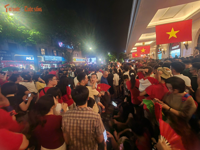 Tại Hồ Gươm, người dân reo hò, vỗ tay vui mừng xem bắn pháo hoa. kto-tl_phao-ho-aho-guom.jpg